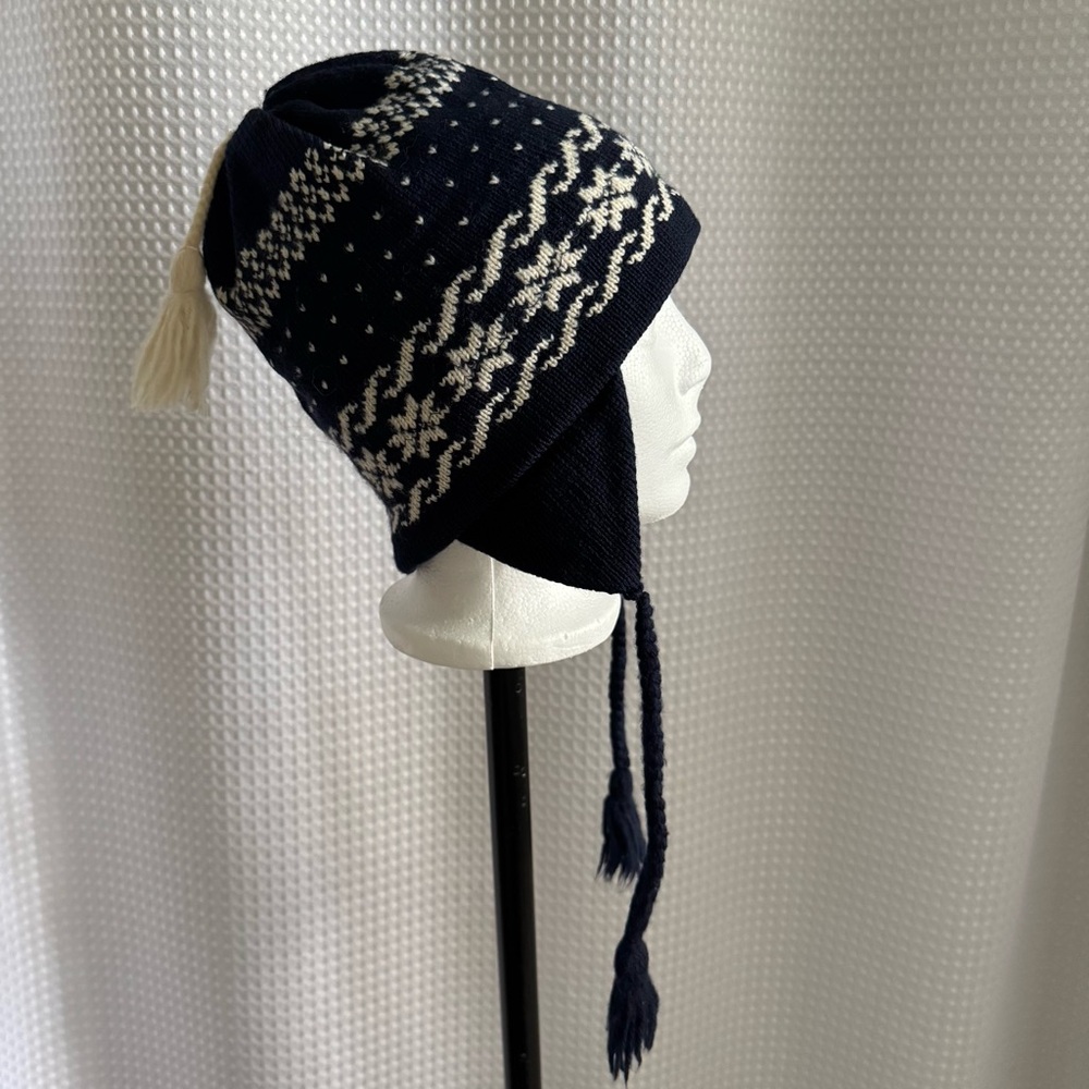 Handmade vintage knitted virgin wool winter toque - cream & navy